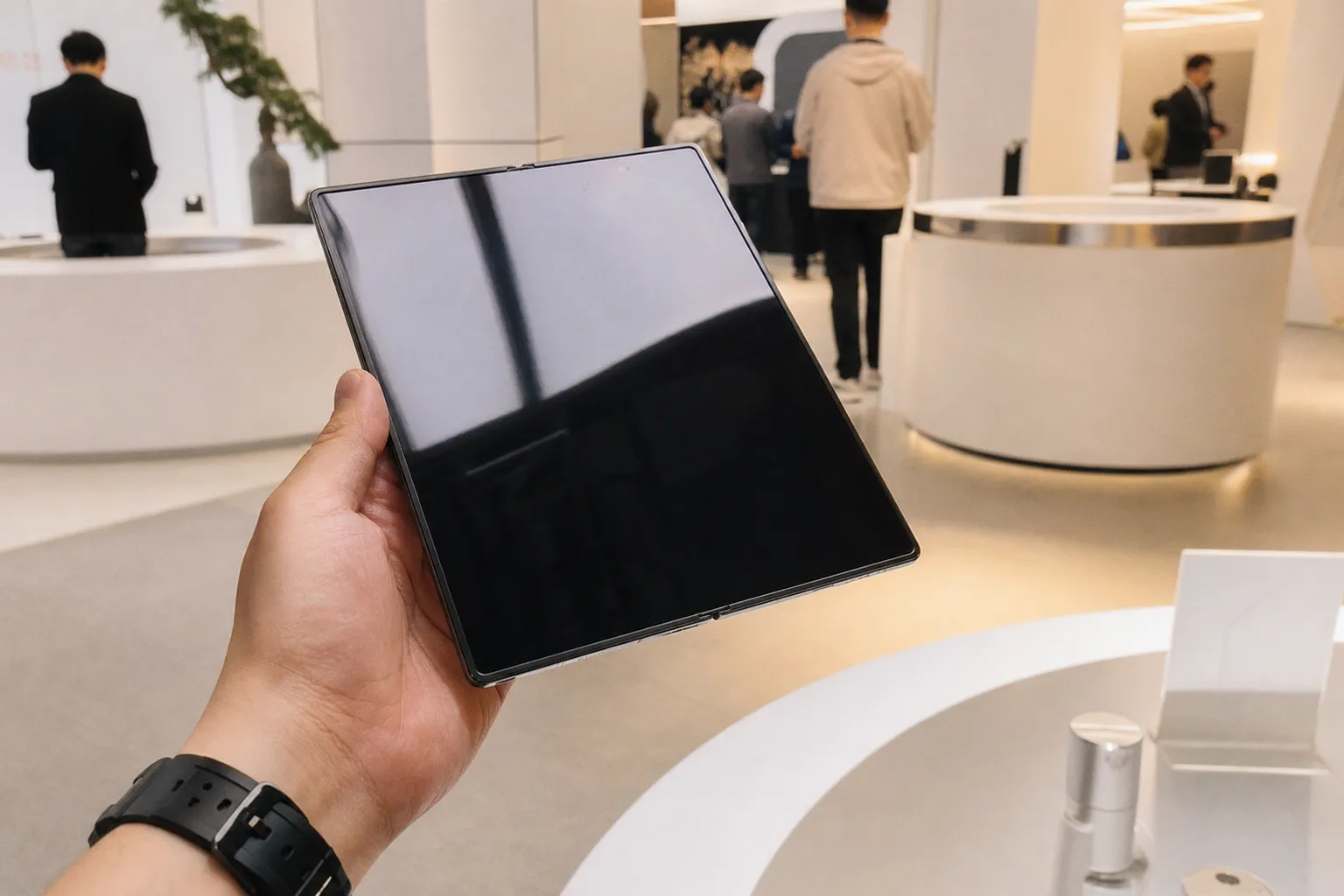 Инновационный AMOLED-экран от Visionox сохраняет идеальную гладкость после 200 тысяч сгибаний